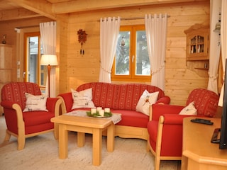 Wohnzimmer mit Couch und TV