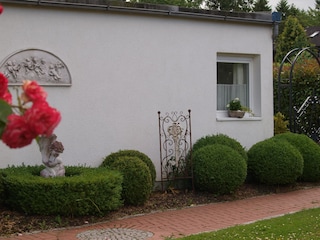 Seitenansicht mit Buchs