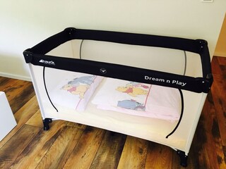 Babybett mit vollwertiger Matratze