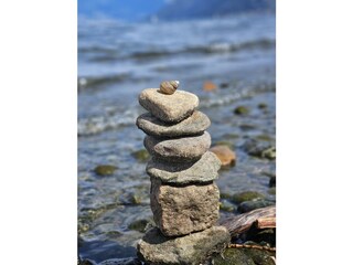 Steinturm am Ufer des Sees