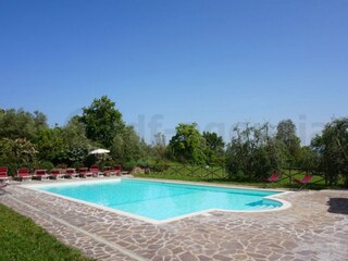 Großer Pool mit gemauerter Treppe