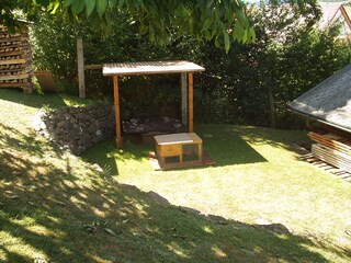 Sandkasten hinter dem Haus