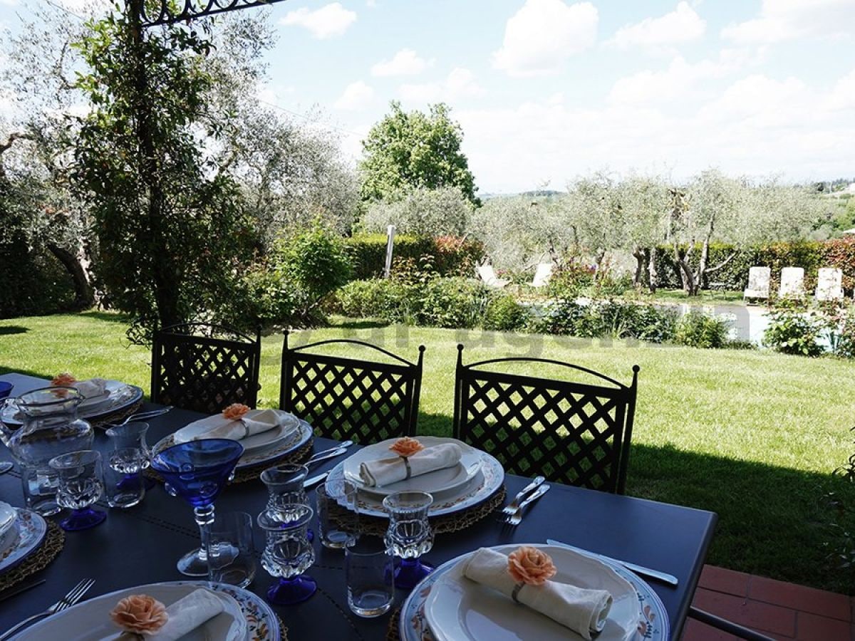 Schattige Terrasse mit Blick auf den Pool