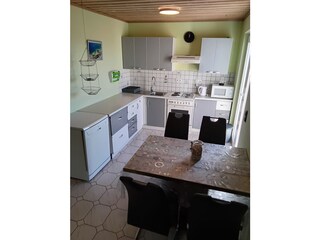 Küchenzeile mit Essbereich