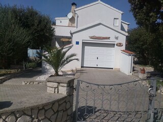 Umzäunter Parkplatz