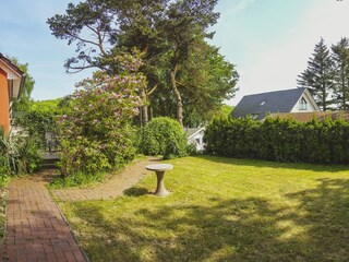 Wiese mit Fahrradschuppen