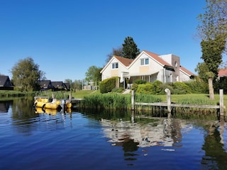 direkt an der Gracht gelegen mit eigenem Bootssteg