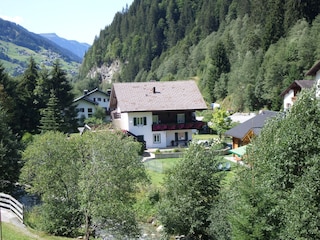 Haus, Langlaufloipe und Wanderweg