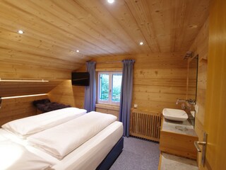 Schlafzimmer mit Waschtisch