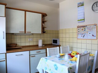Küche mit Geschirrspüler