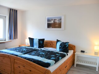 Schlafzimmer mit Doppelbett