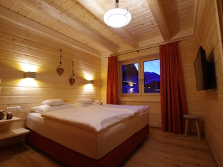 Schlafzimmer mit Bad en suite und TV