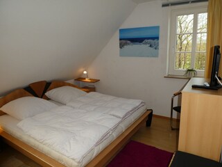 Schlafzimmer Nr.1, 1. OG, mit Fernseher