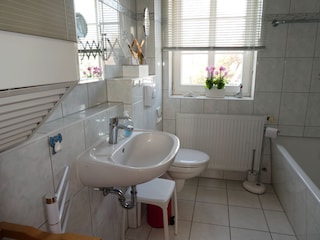 2. Tageslicht-Bad im1. OG mit Dusche und Badewanne