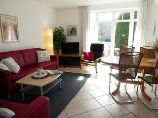 Wohnraum mit Sitz- und Essecke