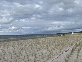 Blick auf den Küstenstreifen und Seebrücke
