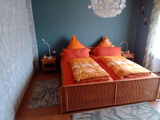 Erholsame Bettlandschaft im Schlafzimmer