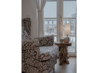 Relaxsessel mit Beistelltisch