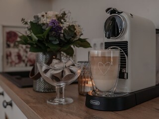 Kaffeemaschine mit Kapseln steht bereit