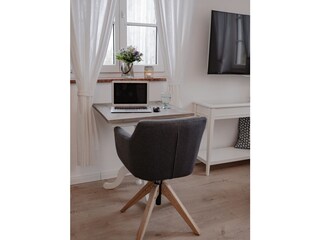 Arbeitsplatz mit viel Licht und WLAN