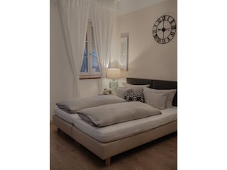 mit elektrischen Rolläden zum verdunkeln