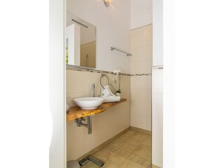 Waschbecken auf Eichenholz