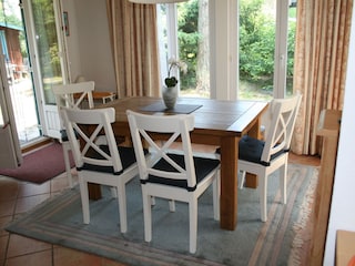 Essplatz mit Ausgang zum Garten