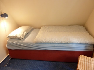 Einzelbett in der Kammer