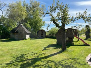 Fass-Sauna, Grillhütte und Spielplatz für die Kinder