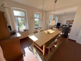 Helles Wohnzimmer mit großem Esstisch