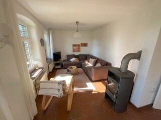Gemütliches Sofa und Relax-Sessel mit Kamin