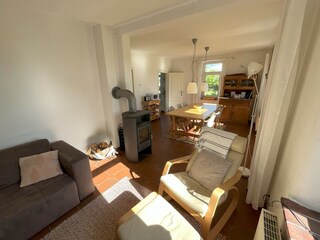 Gemütliches Sofa und Relax-Sessel mit Kamin