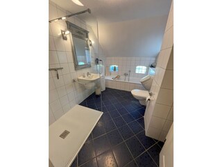 Großzügiges Badezimmer mit Walk-In Dusche und Badewanne