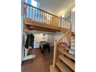 Flur Erdgeschoss mit Treppenhaus und Kicker