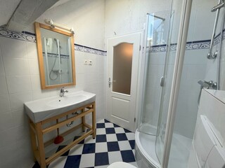 Gemütliches Badezimmer mit Eckdusche im Obergeschoss