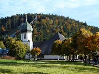 Kirche und Skisprungschanze von Hinterzarten