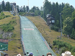 Die Adlerschanze in Fußnähe zum Haus