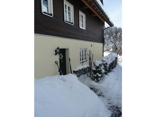 Der eigene Eingang der Ferienwohnung seitlich am Haus