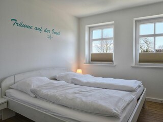 Dieses Schlafzimmer grenzt an das Bad en Suite. Hier finden Sie ebenfalls einen Einbauschrank vor.