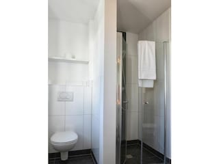 Das Bad en Suite im 1. OG verfügt über eine bodengleiche Dusche.