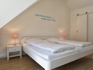 Das Schlafzimmer im Dachgeschoss verfügt über einen begehbaren Kleiderschrank.