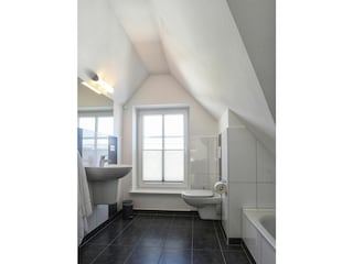 In dem Badezimmer im DG finden Sie eine Badewanne vor.