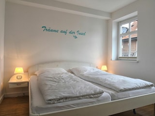 Dieses Schlafzimmer befindet sich im 1.OG und grenzt an dem Badezimmer.