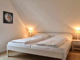 In diesem Schlafraum im DG befindet sich ein Fernseher.