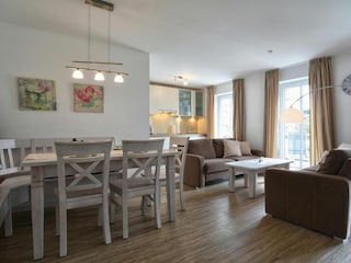 Der kombinierte Wohn-Essbereich mit direktem Zugang auf den Südbalkon.