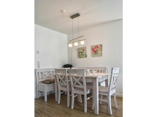 Genießen Sie die gemeinsamen Mahlzeiten an diesem schönen Esstisch.