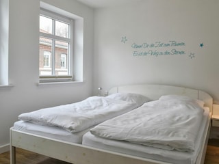 Dieses Schlafzimmer befindet sich im 1. OG. An dieses grenzt das Bad en Suite.