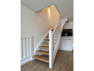 An der Treppe befinden sich oben als auch unten Treppenschutzgitter.