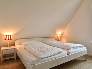 Dieses Schlafzimmer im DG verfügt über einen Fernseher.