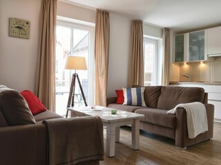 Der kombinierte Wohn-Essbereich mit Blick in die Küchenzeile.